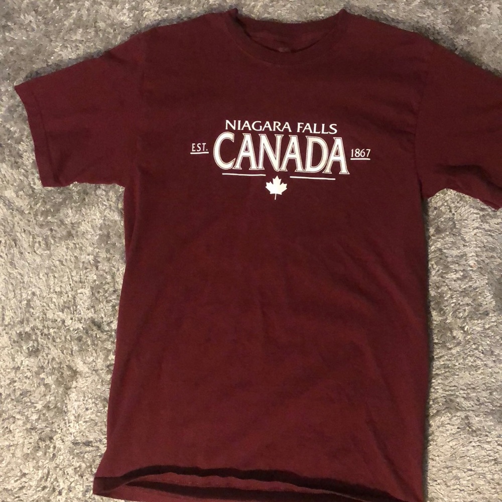 Short sleeve maroon tee